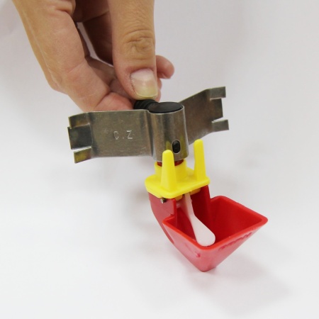 Поилка чашечная для мелкой птицы, пластик, с распорным креплением на сетку 