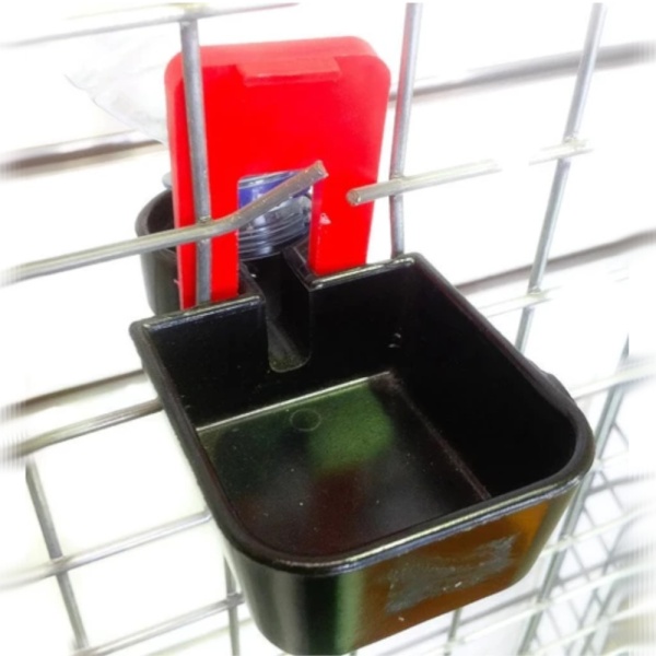 Поилка под бутылку пластик