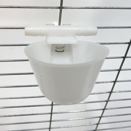 Поилка чашечная с креплением на сетку, диаметр 6,3 см, двойной штуцер