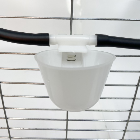 Поилка чашечная с креплением на сетку, диаметр 6,3 см, двойной штуцер