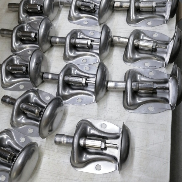 Поилка ниппельная с чашей для поросят до 15 кг 1/2" внутреннее верхнее подключение