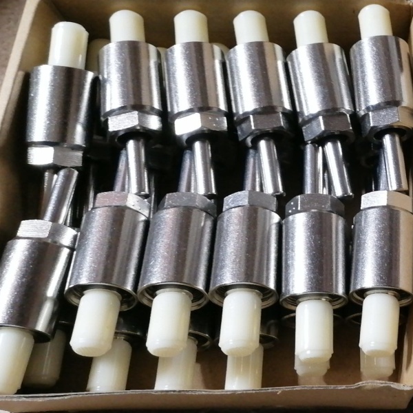 Поилка ниппельная для поросят и откормочных свиней 1/2" внутр.