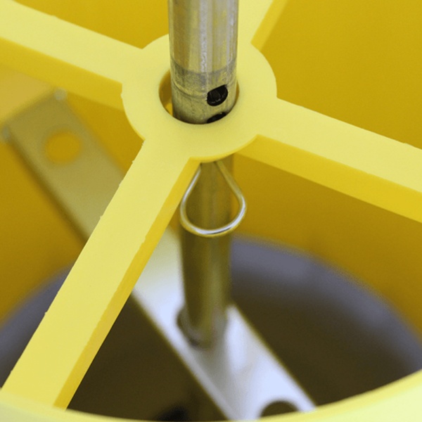 Кормушка бункерная ARCUS 15 кг пластик с разделительной решеткой на ножках