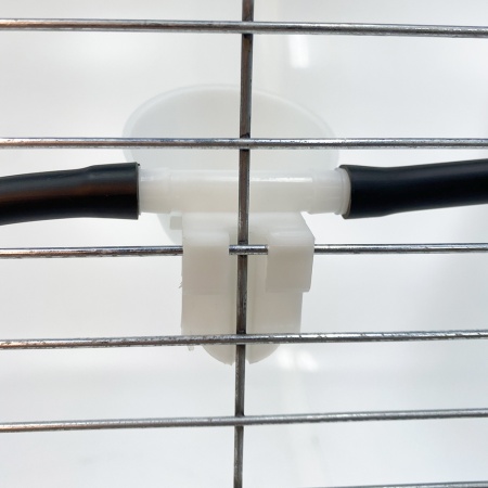 Поилка чашечная с креплением на сетку, диаметр 6,3 см, двойной штуцер