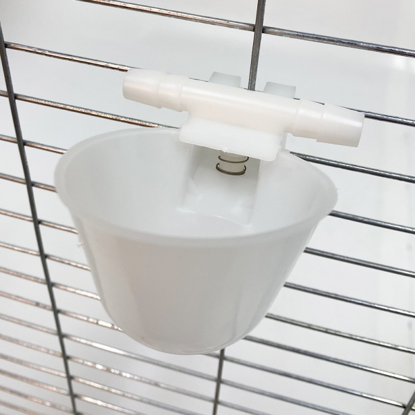 Поилка чашечная с креплением на сетку, диаметр 6,3 см, двойной штуцер