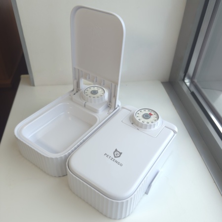 Автокормушка Petzengo PF22-Dual 2 секции 350+350 мл с охлаждением, для влажного и сухого корма, белая