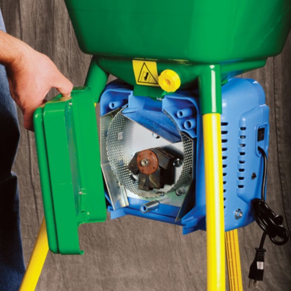 Зернодробилка Novital Bravo 4V 900 Вт электрическая для измельчения зерна / в комплекте 3 сита