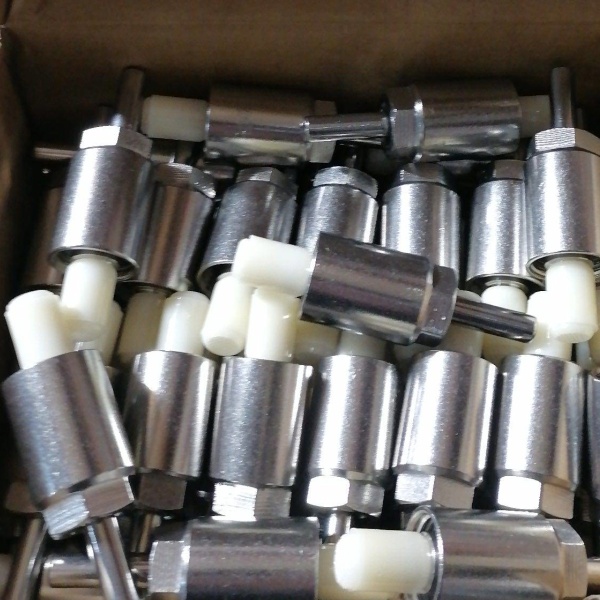 Поилка ниппельная для поросят и откормочных свиней 1/2" внутр.