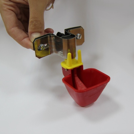 Поилка чашечная для крупной птицы, пластик, с винтовым креплением на сетку