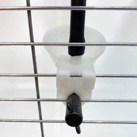 Поилка чашечная с креплением на сетку, диаметр 6,3 см, тройник в комплекте