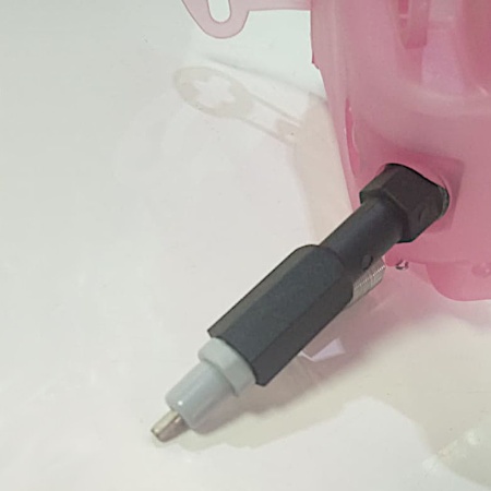 Поилка ниппельная с бачком DERBY 0,5 л 45° для кроликов и птиц